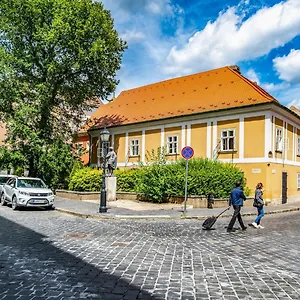 Bed & Breakfast Academy, Budapešť